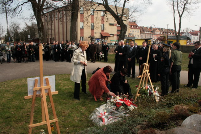 Zapalamy znicze, składamy kwiaty