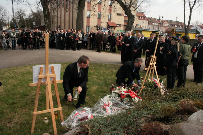 Zapalamy znicze, składamy kwiaty