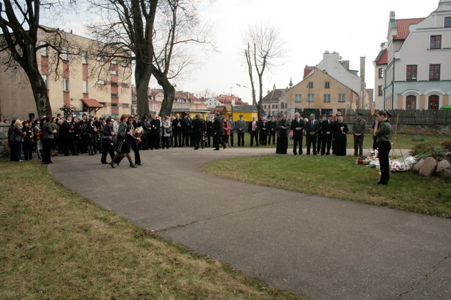 Zapalamy znicze, składamy kwiaty