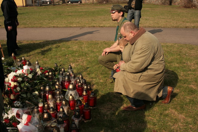 Zapalamy znicze, składamy kwiaty