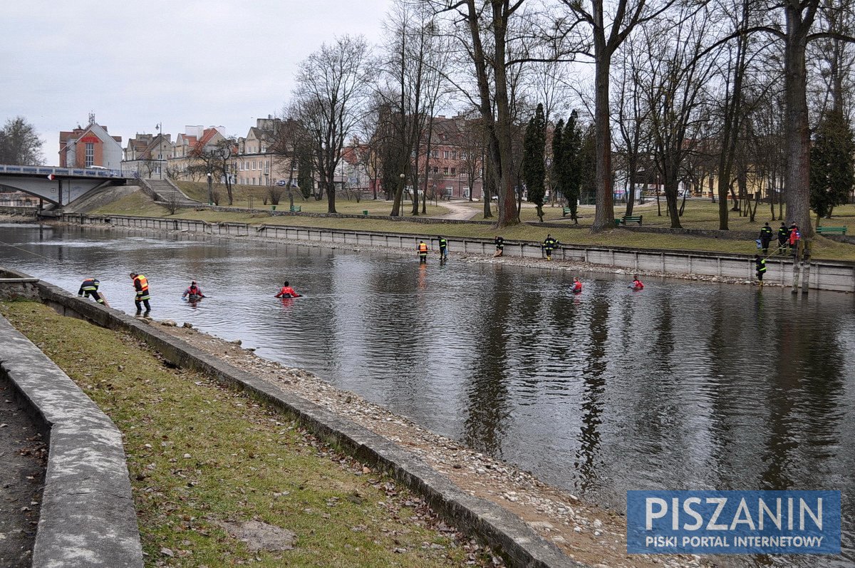 Z Pisy do ZUKu. Wyłowiono setki przedmiotów z dna naszej rzeki.