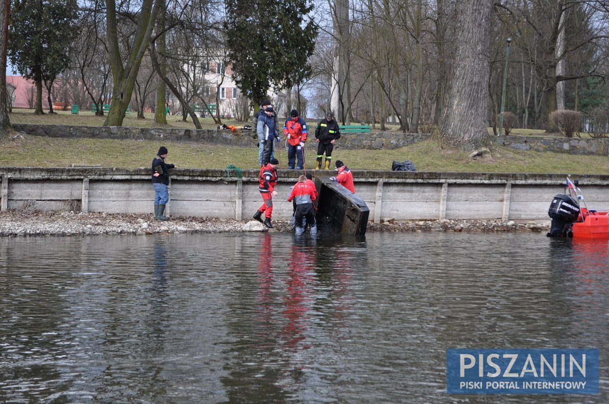 Z Pisy do ZUKu. Wyłowiono setki przedmiotów z dna naszej rzeki.