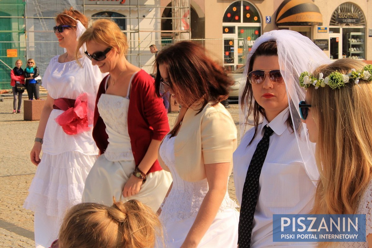 Piszanki pobiegły w sukniach ślubnych