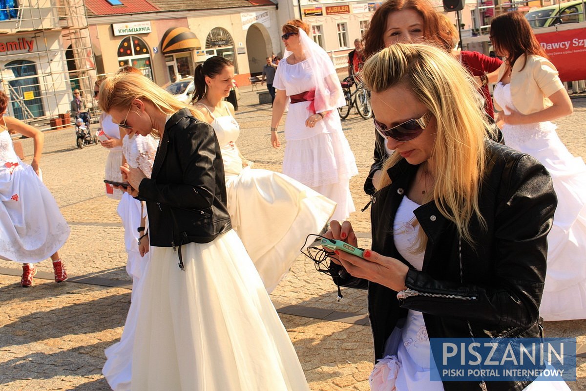 Piszanki pobiegły w sukniach ślubnych