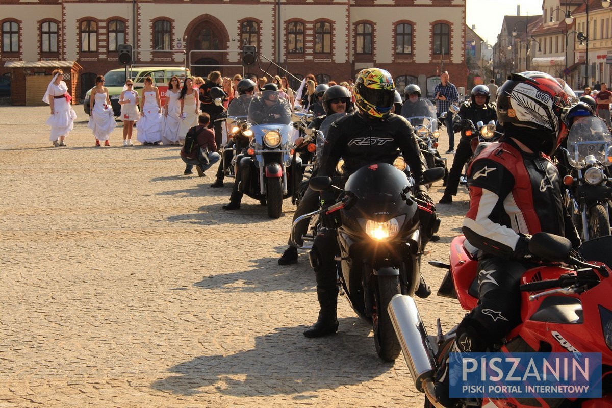 Piszanki pobiegły w sukniach ślubnych