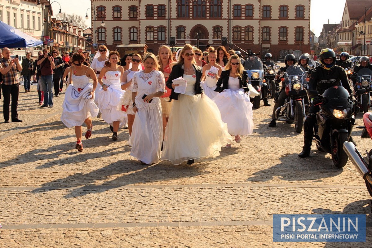 Piszanki pobiegły w sukniach ślubnych