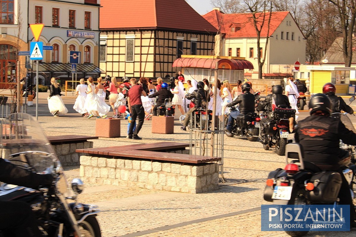 Piszanki pobiegły w sukniach ślubnych