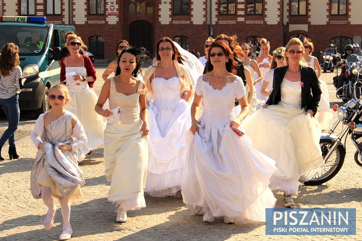 Piszanki pobiegły w sukniach ślubnych