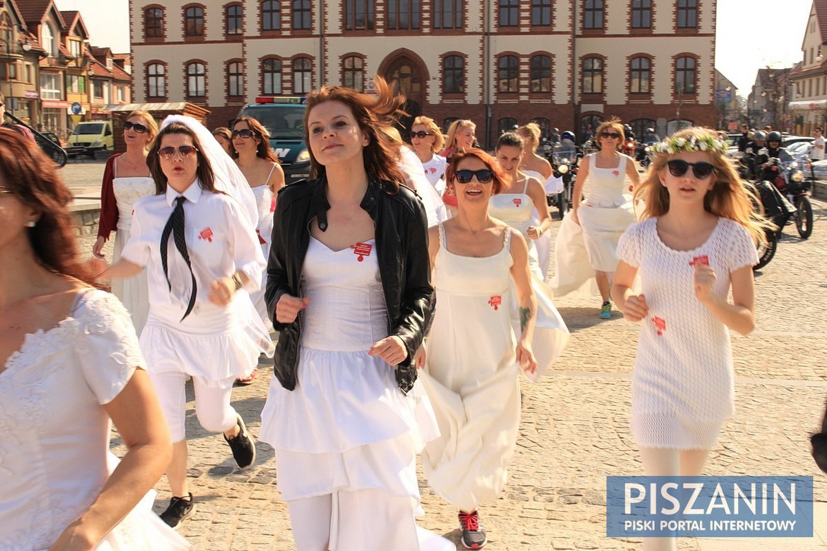 Piszanki pobiegły w sukniach ślubnych