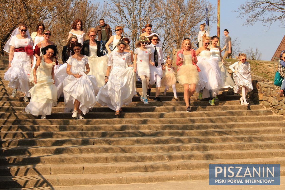 Piszanki pobiegły w sukniach ślubnych