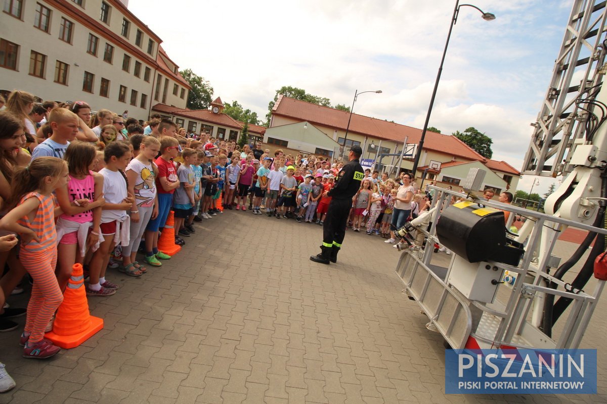 Sportowo - strażacki Dzień Dziecka w piskiej Jedynce