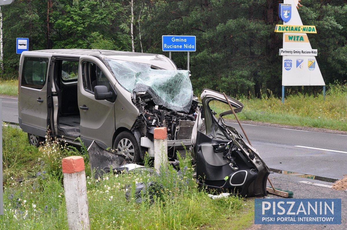 Bus roztrzaskał się o tył ciężarówki