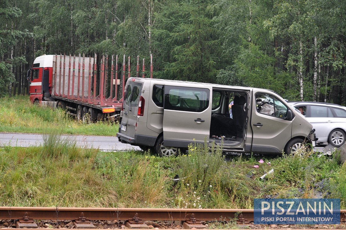 Bus roztrzaskał się o tył ciężarówki