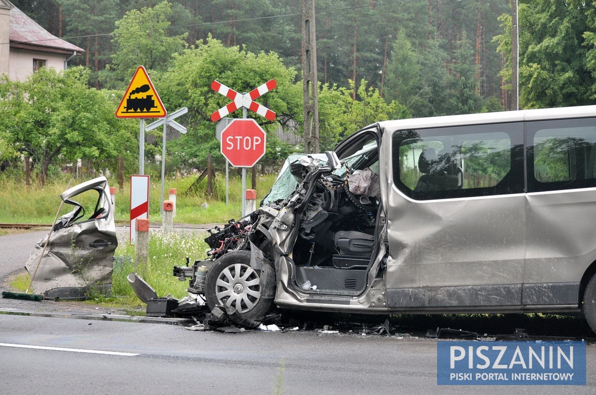 Bus roztrzaskał się o tył ciężarówki