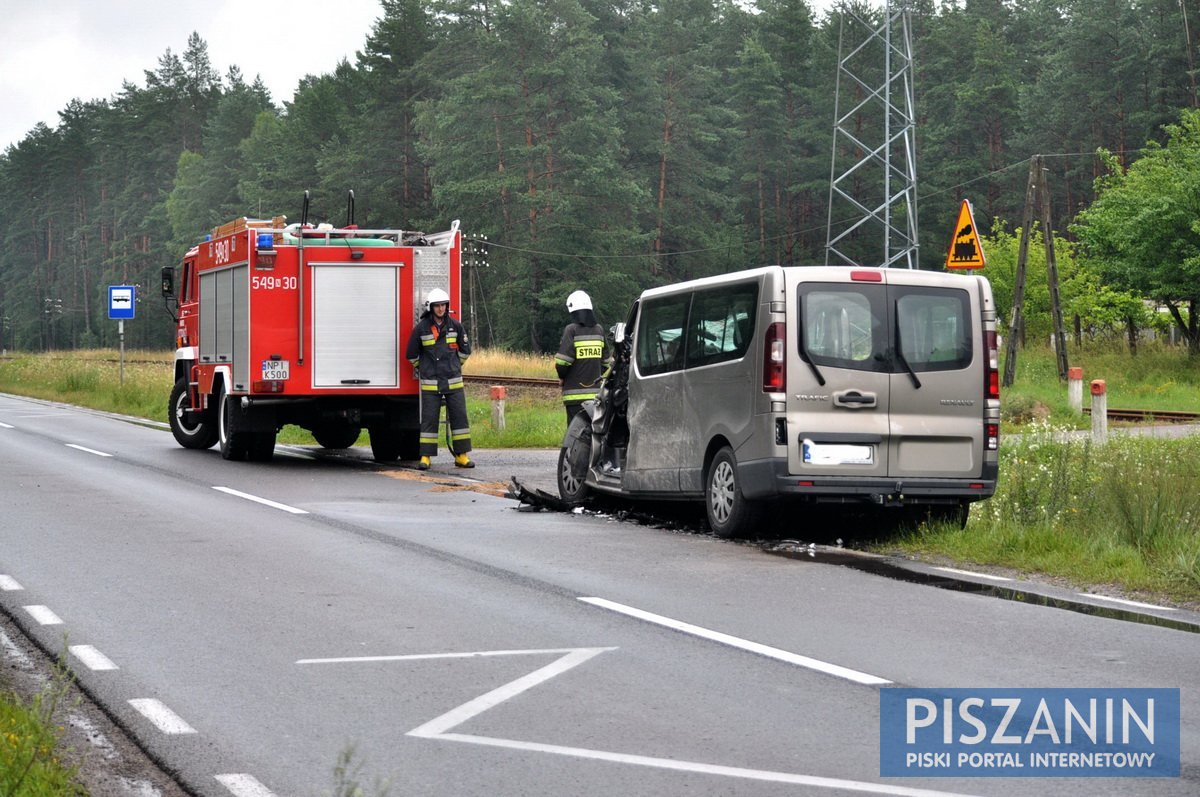 Bus roztrzaskał się o tył ciężarówki