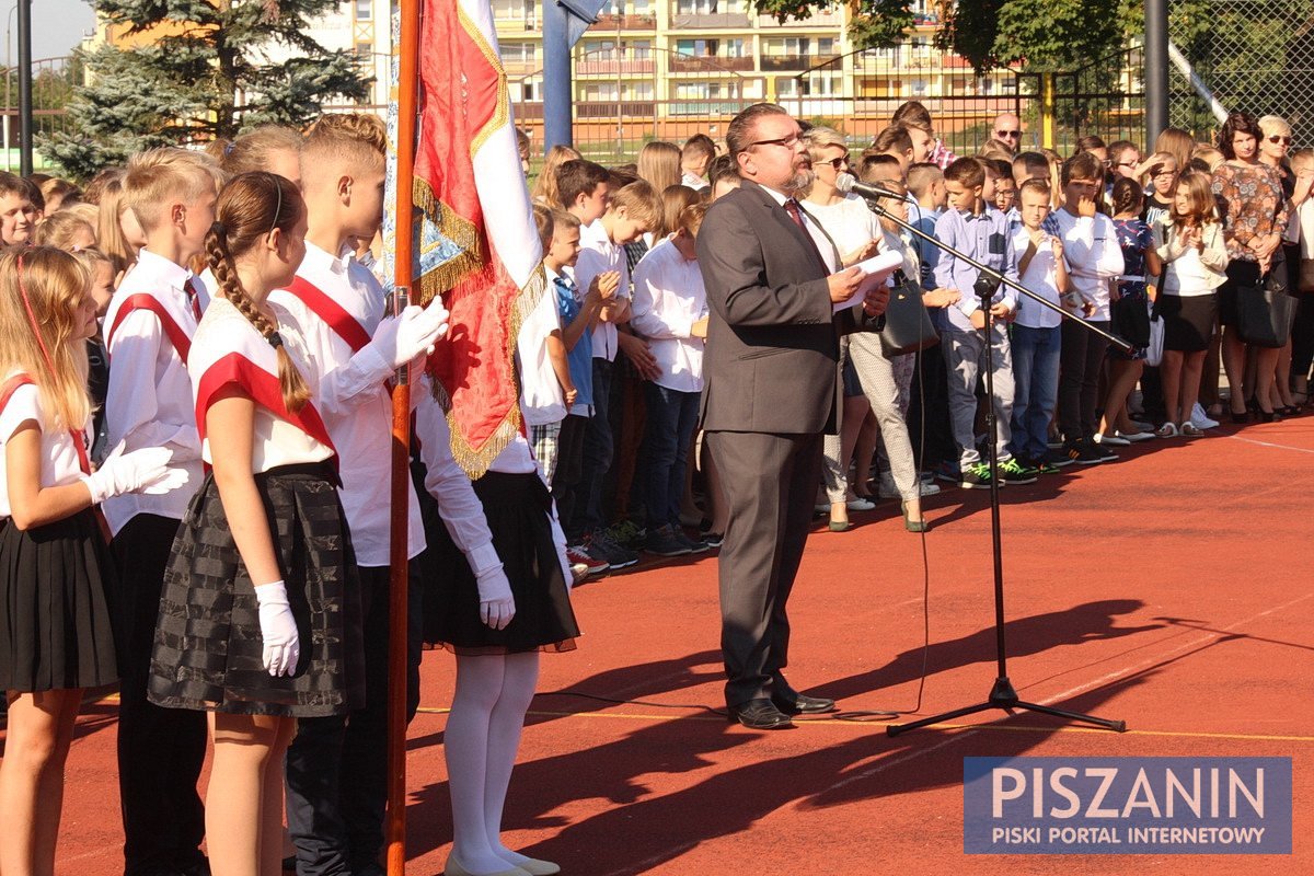 Słoneczny apel w Jedynce rozpoczął nowy rok szkolny