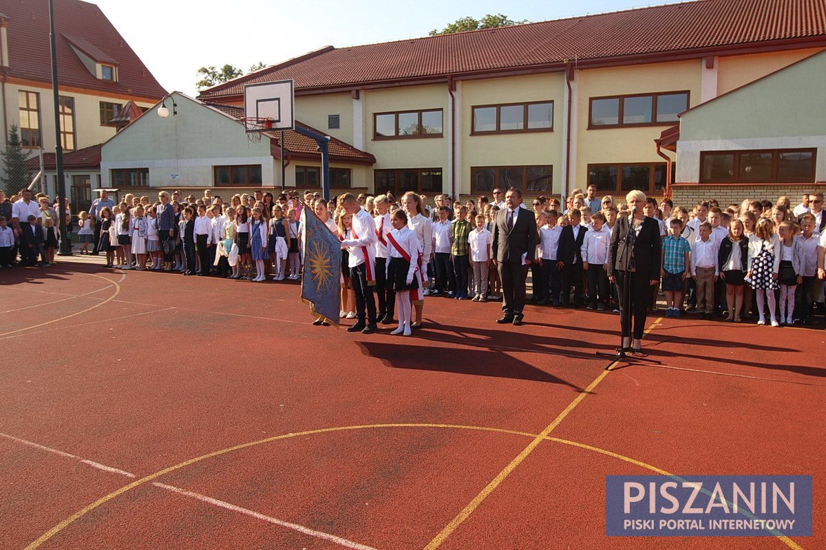 Słoneczny apel w Jedynce rozpoczął nowy rok szkolny