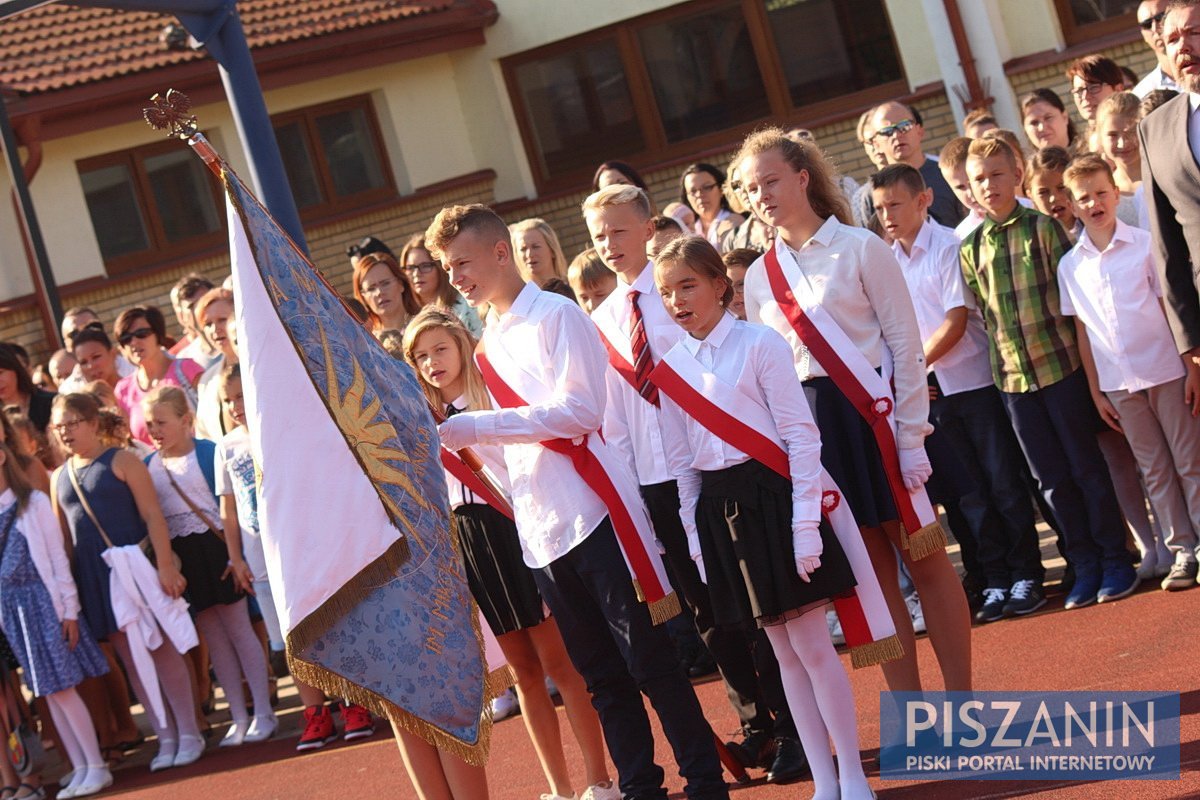 Słoneczny apel w Jedynce rozpoczął nowy rok szkolny