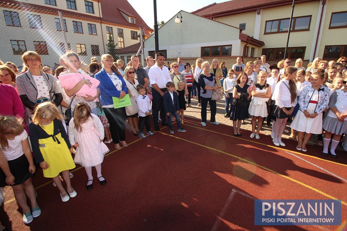 Słoneczny apel w Jedynce rozpoczął nowy rok szkolny