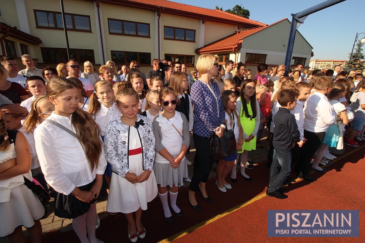 Słoneczny apel w Jedynce rozpoczął nowy rok szkolny