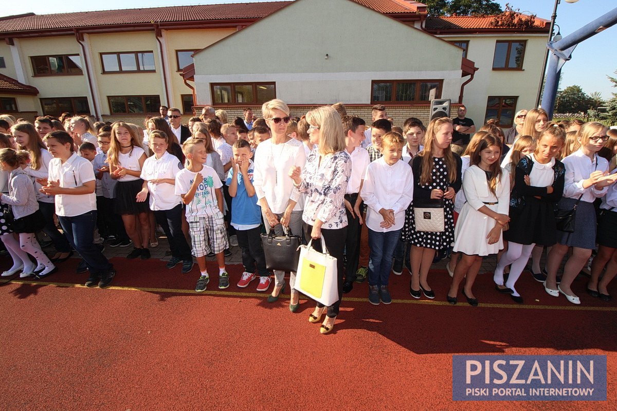 Słoneczny apel w Jedynce rozpoczął nowy rok szkolny