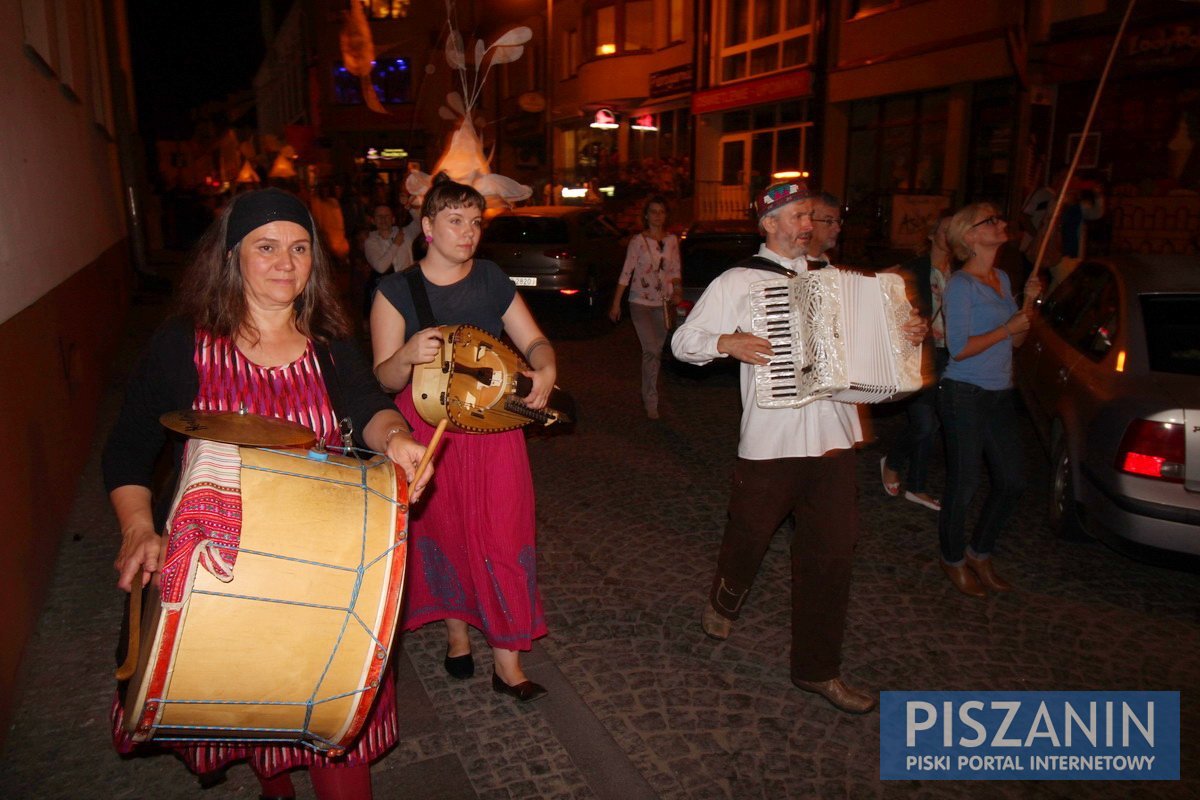 Tańce w jurcie, parada lampionów i tybetańskie misy