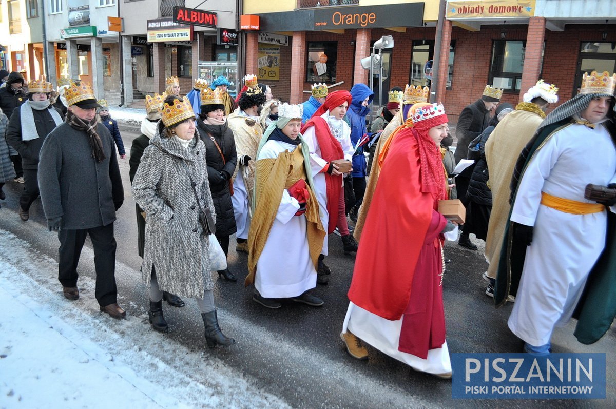 Świąteczny orszak z Maryją, Józefem i mnóstwem króli