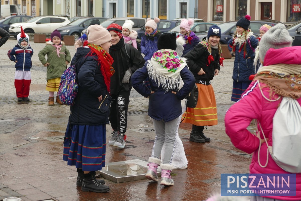 Zapustnicy pożegnali karnawał śpiewem i tańcem