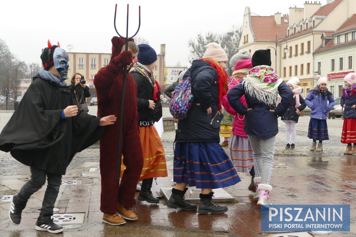 Zapustnicy pożegnali karnawał śpiewem i tańcem