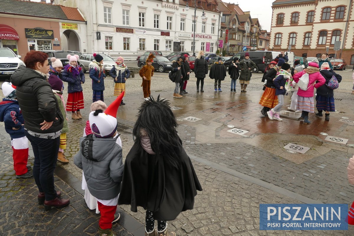 Zapustnicy pożegnali karnawał śpiewem i tańcem