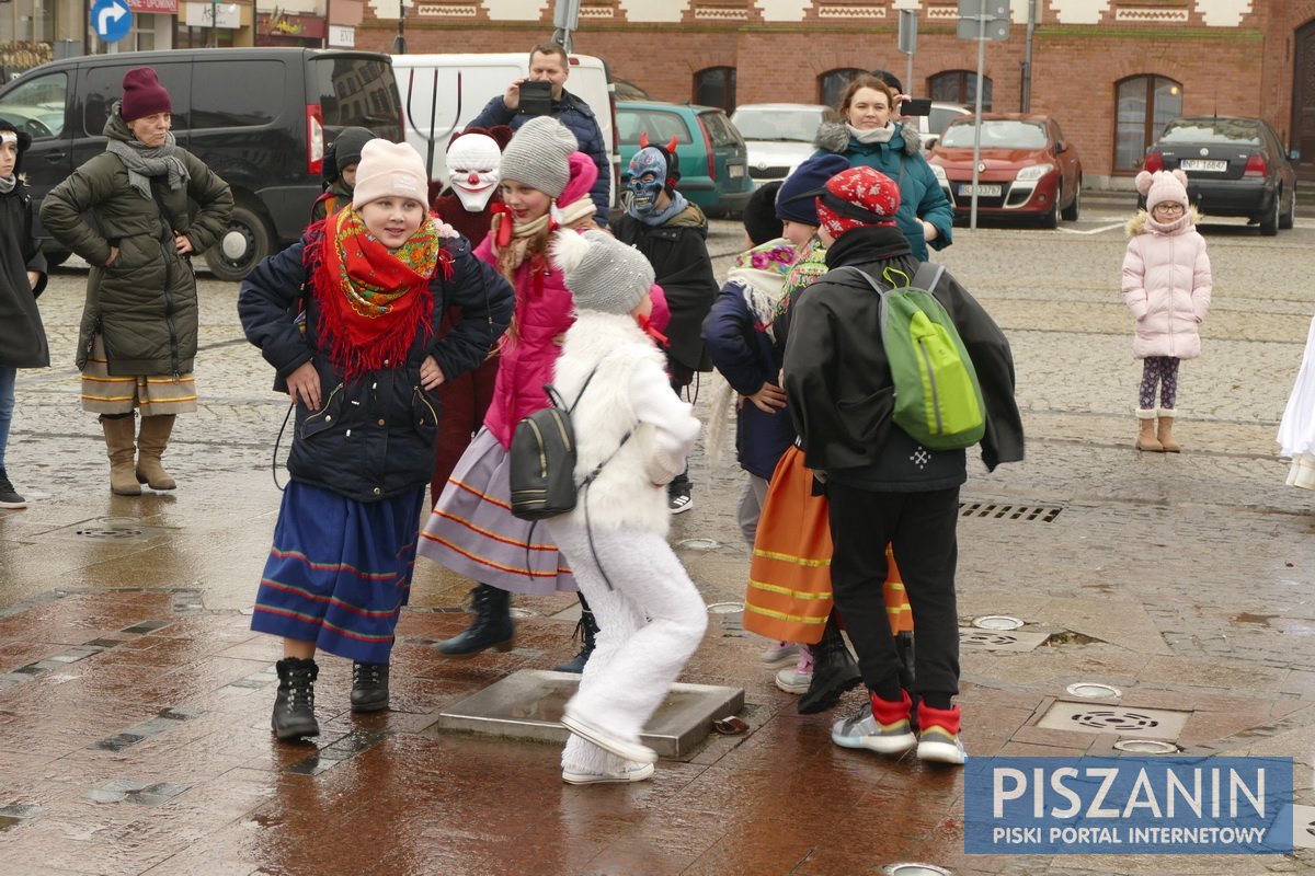 Zapustnicy pożegnali karnawał śpiewem i tańcem