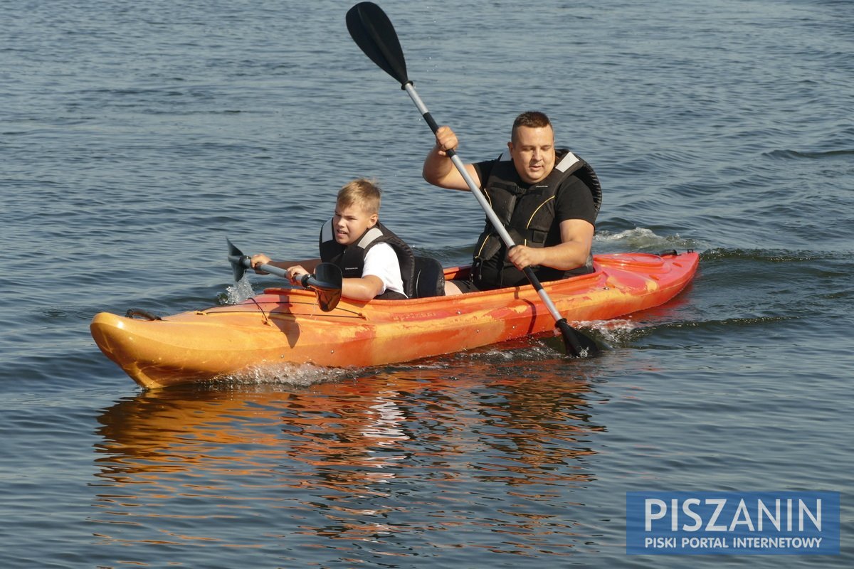 Słoneczna rywalizacja kajakowa nad Jeziorem Roś