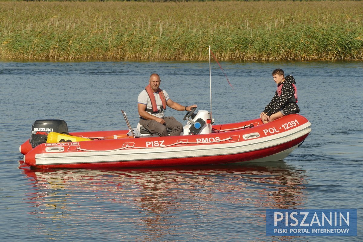 Słoneczna rywalizacja kajakowa nad Jeziorem Roś