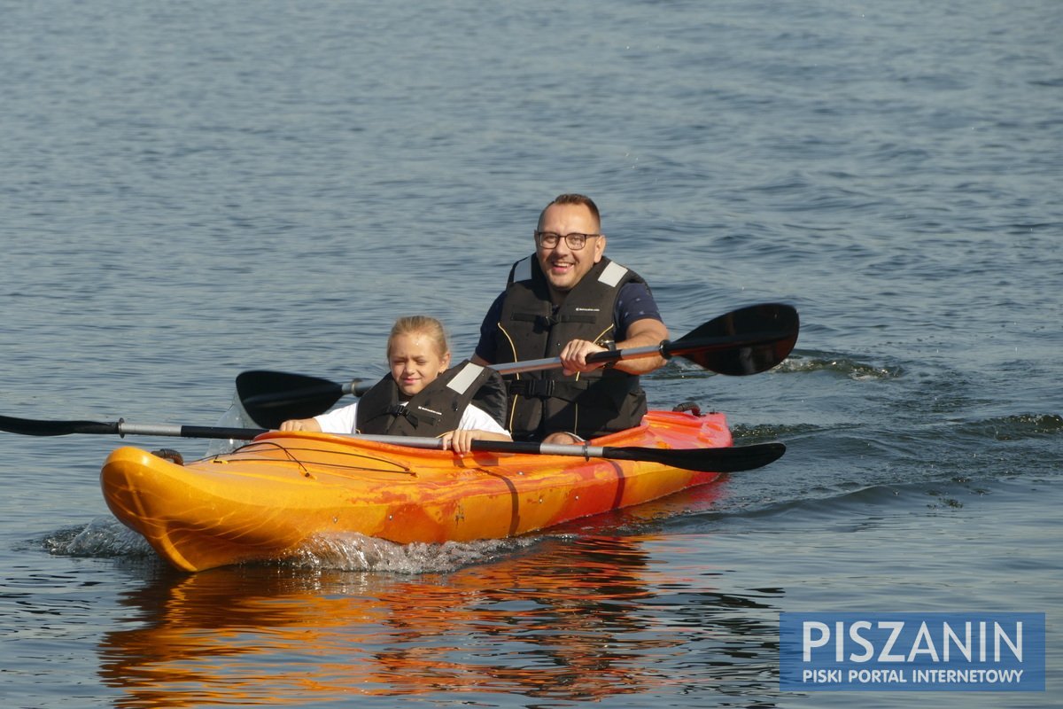 Słoneczna rywalizacja kajakowa nad Jeziorem Roś