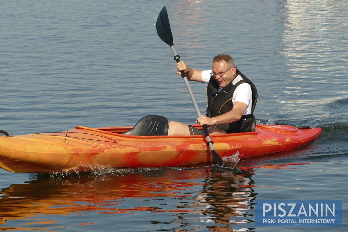 Słoneczna rywalizacja kajakowa nad Jeziorem Roś