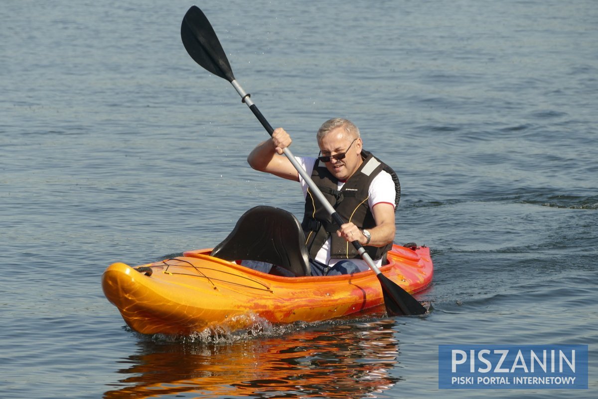 Słoneczna rywalizacja kajakowa nad Jeziorem Roś