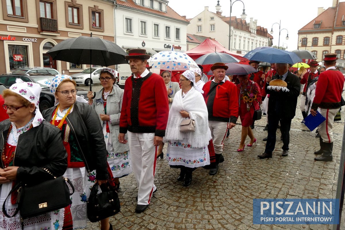 W strugach deszczu dziękowano za plony