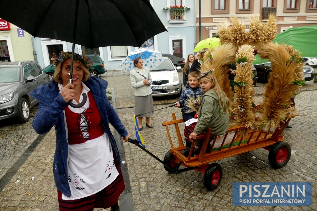 W strugach deszczu dziękowano za plony