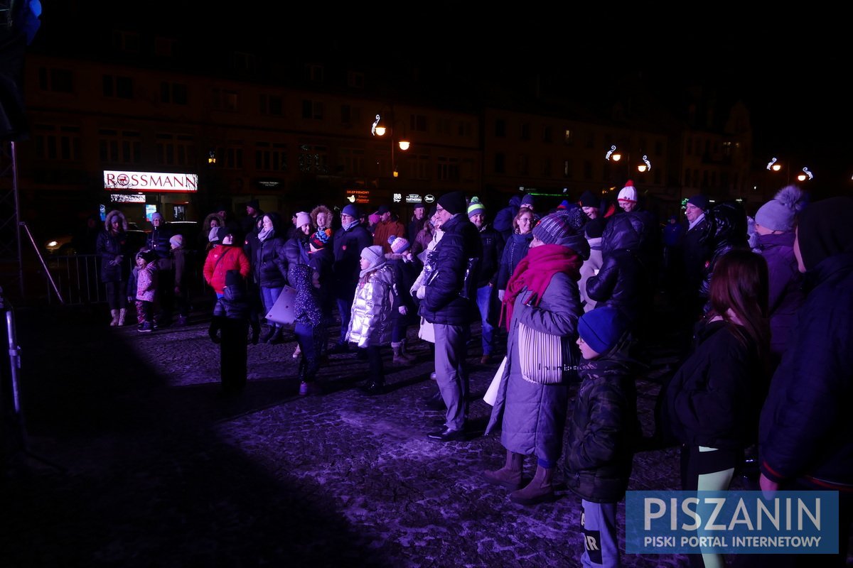 WOŚP 2023: Novik i Żywczyk w duecie rozgrzali Plac Daszyńskiego