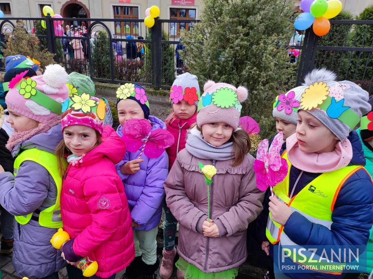 Kolorowy korowód przeszedł ulicami Pisza w poszukiwaniu wiosny