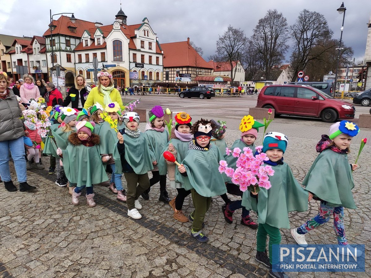 Kolorowy korowód przeszedł ulicami Pisza w poszukiwaniu wiosny