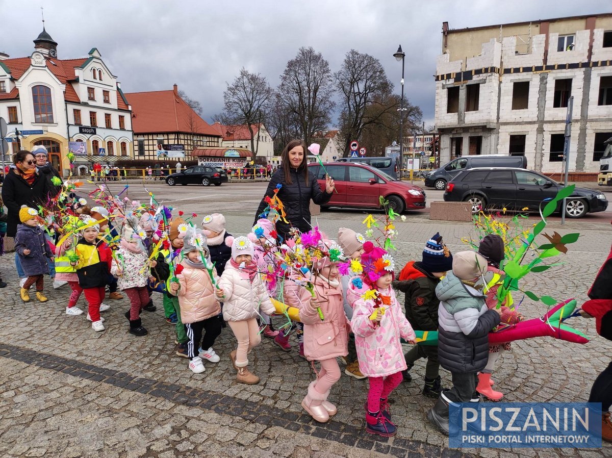 Kolorowy korowód przeszedł ulicami Pisza w poszukiwaniu wiosny