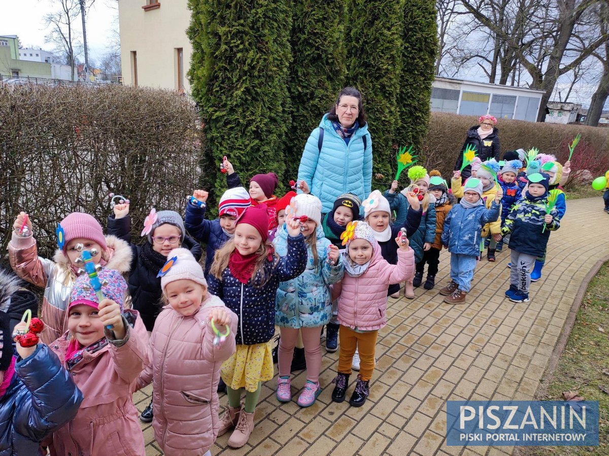 Kolorowy korowód przeszedł ulicami Pisza w poszukiwaniu wiosny