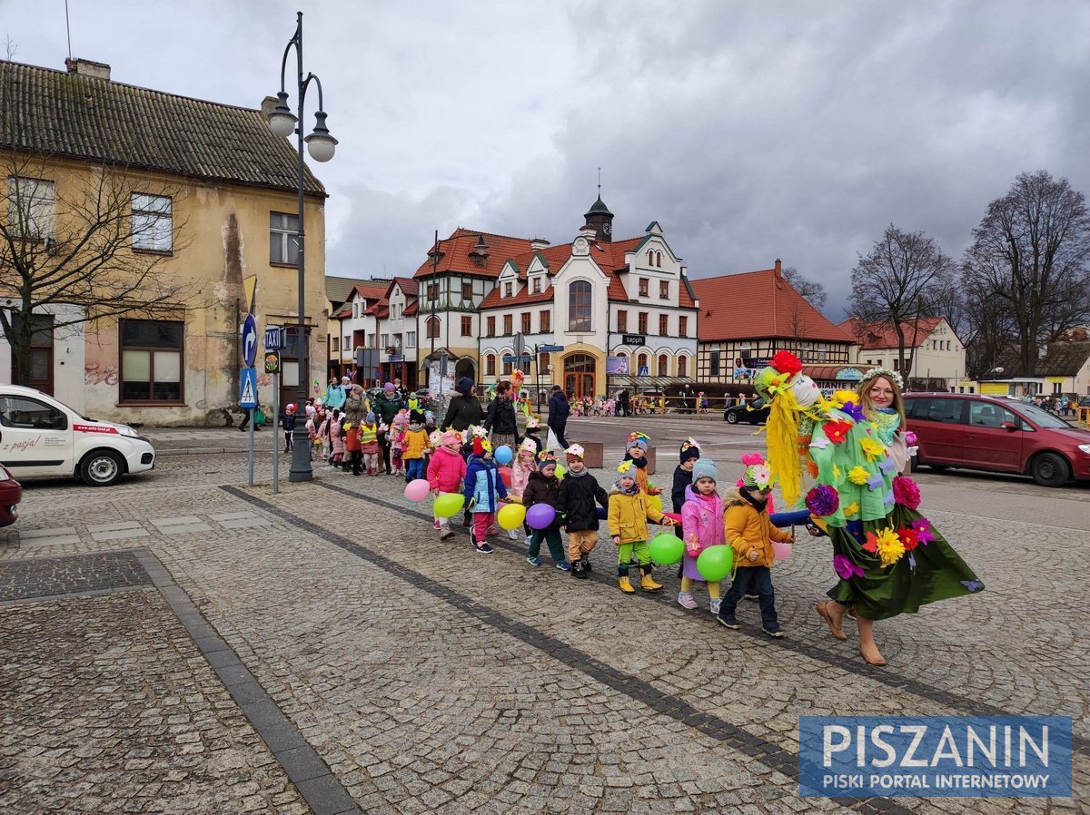 Kolorowy korowód przeszedł ulicami Pisza w poszukiwaniu wiosny