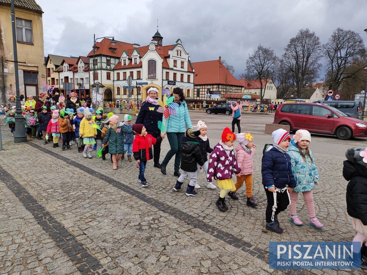 Kolorowy korowód przeszedł ulicami Pisza w poszukiwaniu wiosny