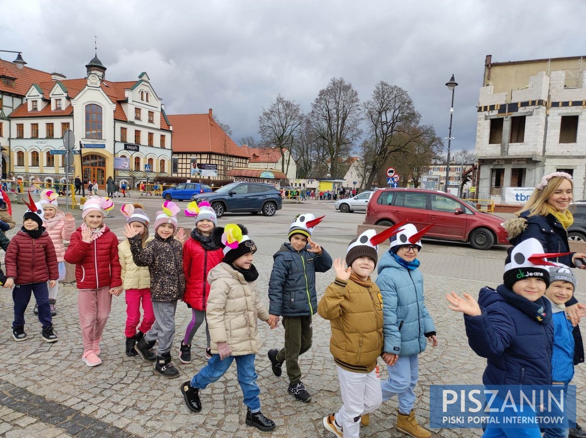 Kolorowy korowód przeszedł ulicami Pisza w poszukiwaniu wiosny