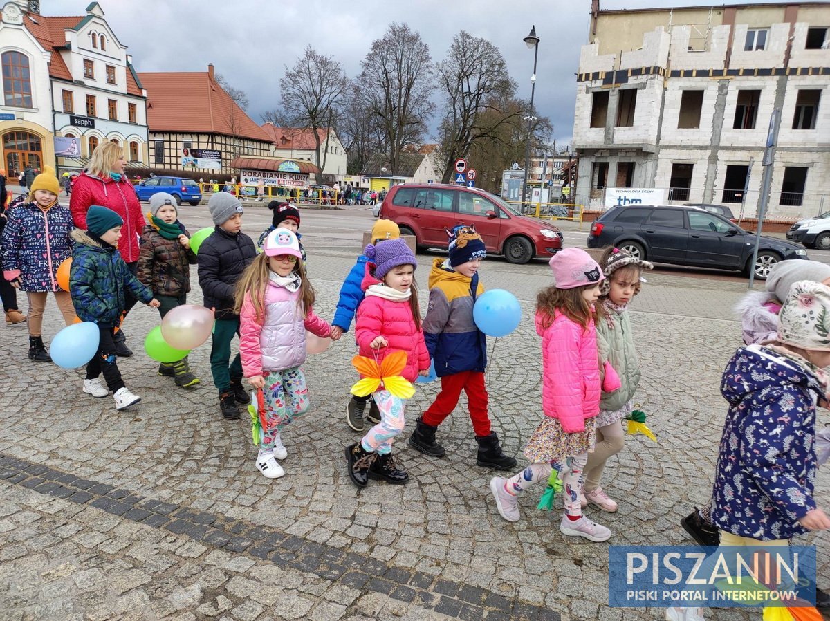 Kolorowy korowód przeszedł ulicami Pisza w poszukiwaniu wiosny