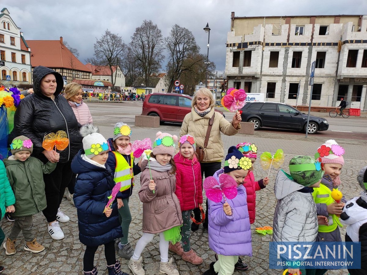 Kolorowy korowód przeszedł ulicami Pisza w poszukiwaniu wiosny