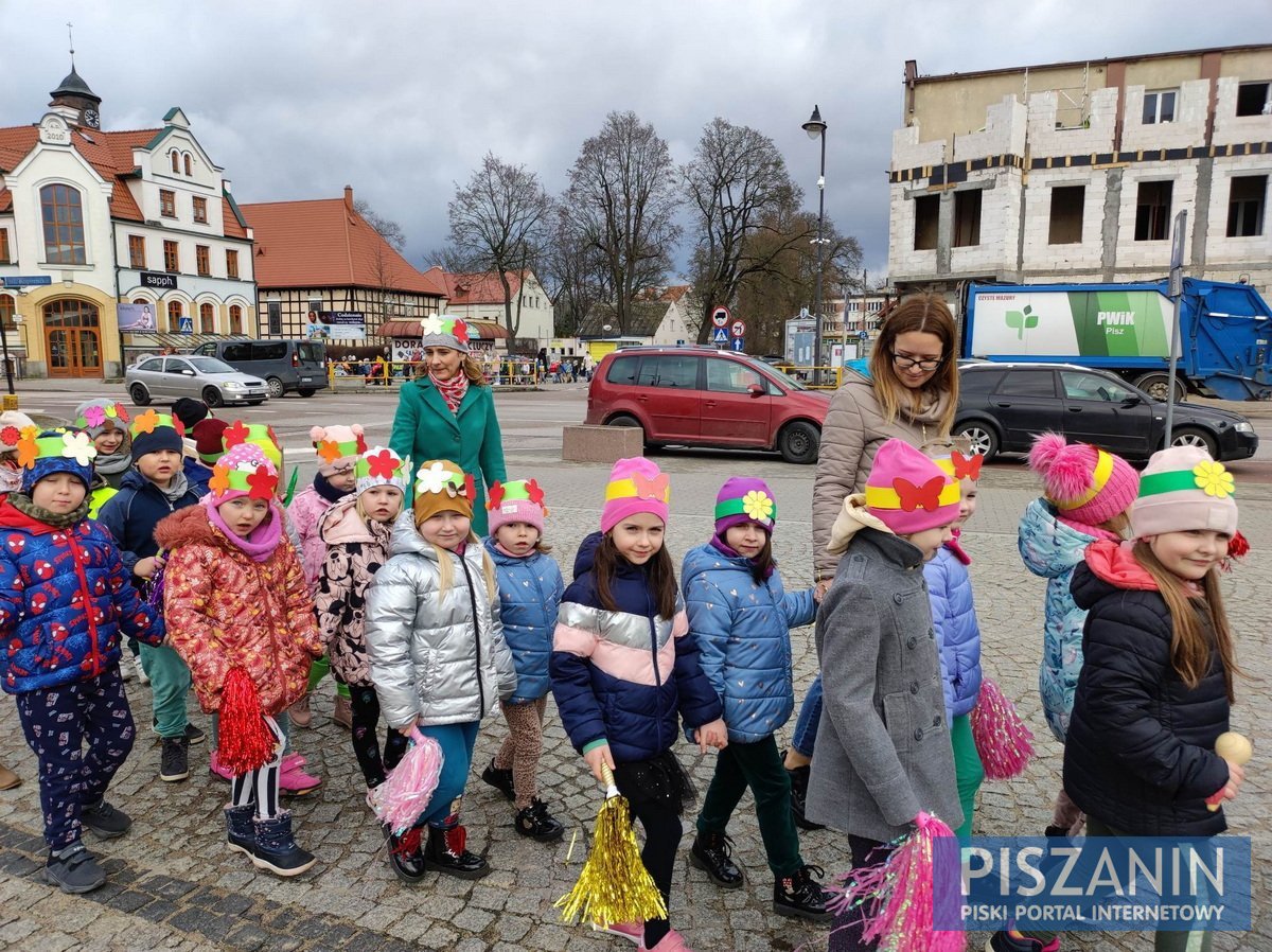 Kolorowy korowód przeszedł ulicami Pisza w poszukiwaniu wiosny