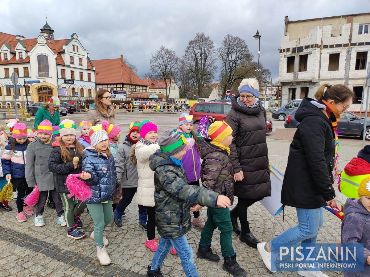 Kolorowy korowód przeszedł ulicami Pisza w poszukiwaniu wiosny